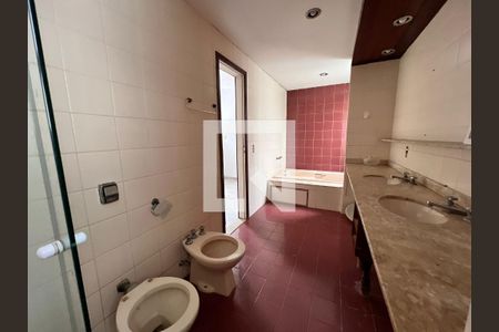 Casa à venda com 610m², 5 quartos e 4 vagasBanheiro Suite