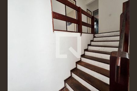Casa à venda com 610m², 5 quartos e 4 vagasEscada segundo andar