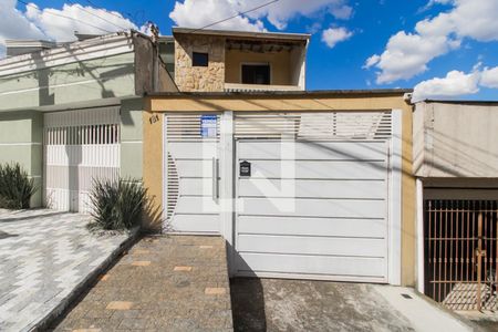 Casa à venda com 190m², 3 quartos e 6 vagas Casa à venda com 190m², 3 quartos e 6 vagasFachada + Placa