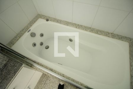 Apartamento à venda com 96m², 2 quartos e 2 vagasBanheiro suíte 1
