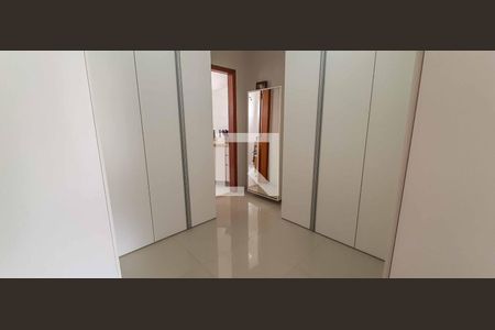 Casa à venda com 182m², 3 quartos e 2 vagasCloset