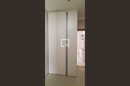 Casa à venda com 182m², 3 quartos e 2 vagasCloset