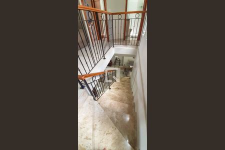 Casa à venda com 182m², 3 quartos e 2 vagasEscada