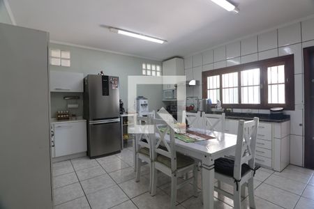 Casa à venda com 235m², 4 quartos e 6 vagasCozinha - Armários