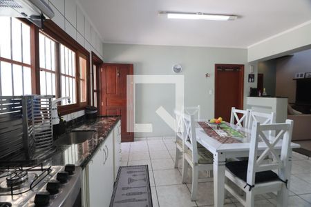 Casa à venda com 235m², 4 quartos e 6 vagasCozinha - Armários
