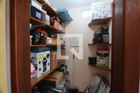 Casa à venda com 235m², 4 quartos e 6 vagasQuarto-serviço 