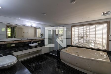 Casa de condomínio para alugar com 500m², 5 quartos e 4 vagas Casa de condomínio para alugar com 500m², 5 quartos e 4 vagasBanheiro da Suíte 1