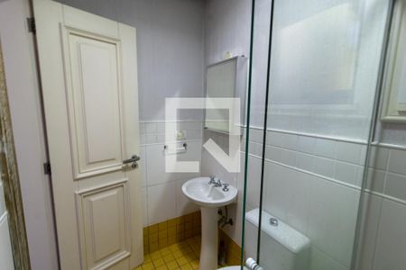 Casa de condomínio para alugar com 500m², 5 quartos e 4 vagas Casa de condomínio para alugar com 500m², 5 quartos e 4 vagasBanheiro de serviço