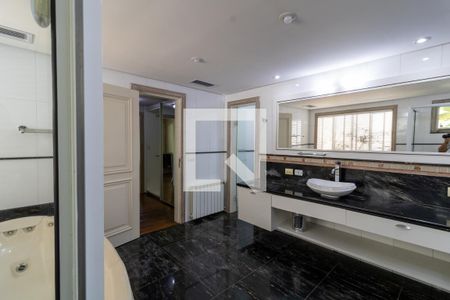 Casa de condomínio para alugar com 500m², 5 quartos e 4 vagas Casa de condomínio para alugar com 500m², 5 quartos e 4 vagasBanheiro da Suíte 1