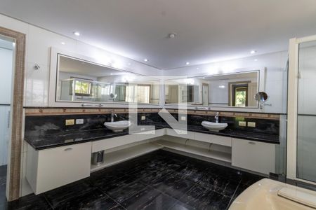 Casa de condomínio para alugar com 500m², 5 quartos e 4 vagas Casa de condomínio para alugar com 500m², 5 quartos e 4 vagasBanheiro da Suíte 1