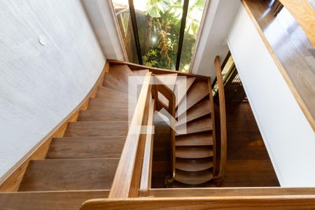 Casa de condomínio para alugar com 500m², 5 quartos e 4 vagas Casa de condomínio para alugar com 500m², 5 quartos e 4 vagasEscada