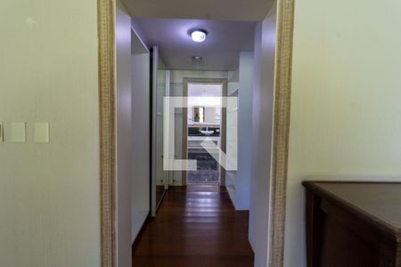 Casa de condomínio para alugar com 500m², 5 quartos e 4 vagas Casa de condomínio para alugar com 500m², 5 quartos e 4 vagasCloset da suíte 1