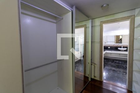 Casa de condomínio para alugar com 500m², 5 quartos e 4 vagas Casa de condomínio para alugar com 500m², 5 quartos e 4 vagasCloset da suíte 1