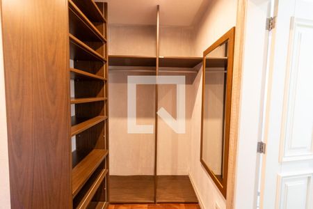 Casa de condomínio para alugar com 500m², 5 quartos e 4 vagas Casa de condomínio para alugar com 500m², 5 quartos e 4 vagasCloset da suíte 3