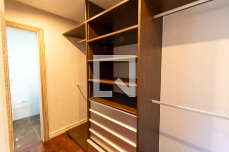 Casa de condomínio para alugar com 500m², 5 quartos e 4 vagas Casa de condomínio para alugar com 500m², 5 quartos e 4 vagasCloset da suíte 3