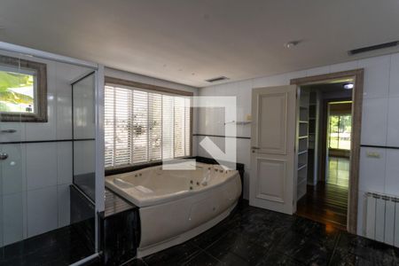 Casa de condomínio para alugar com 500m², 5 quartos e 4 vagas Casa de condomínio para alugar com 500m², 5 quartos e 4 vagasBanheiro da Suíte 1