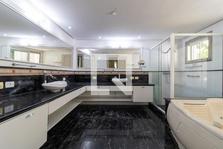 Casa de condomínio para alugar com 500m², 5 quartos e 4 vagas Casa de condomínio para alugar com 500m², 5 quartos e 4 vagasBanheiro da Suíte 1