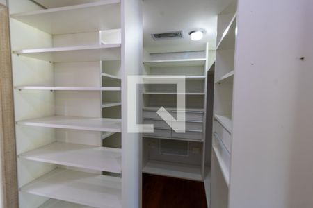 Casa de condomínio para alugar com 500m², 5 quartos e 4 vagas Casa de condomínio para alugar com 500m², 5 quartos e 4 vagasCloset da suíte 1