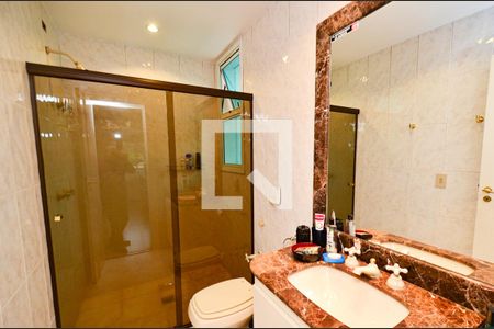 Casa à venda com 750m², 4 quartos e 6 vagasBanheiro suite1