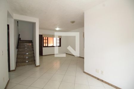 Sala de casa de condomínio para alugar com 4 quartos, 200m² em Jacarepaguá, Rio de Janeiro