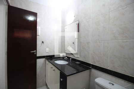 Casa de condomínio para alugar com 200m², 4 quartos e 4 vagasBanheiro Social