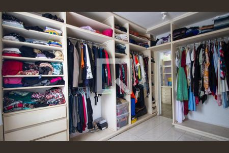 Casa de condomínio à venda com 400m², 4 quartos e 3 vagasCloset da Suíte