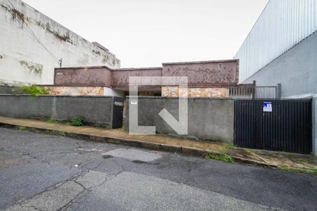 Casa à venda com 280m², 3 quartos e 3 vagas Casa à venda com 280m², 3 quartos e 3 vagasFachada