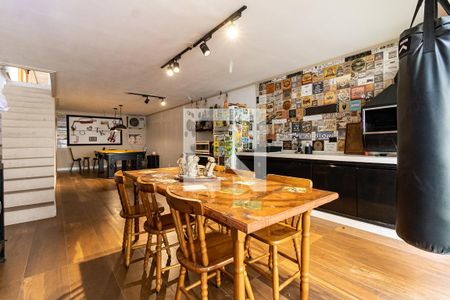 Casa à venda com 300m², 3 quartos e 2 vagasSalão 