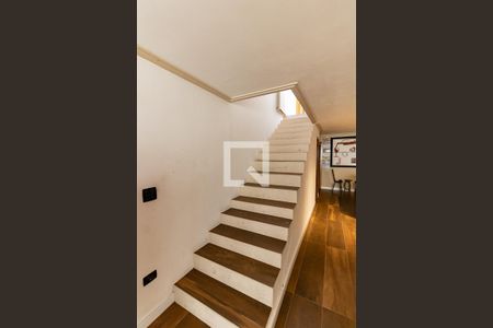 Casa à venda com 300m², 3 quartos e 2 vagasEscada