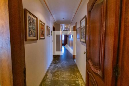 Casa para alugar com 500m², 4 quartos e 3 vagas Casa para alugar com 500m², 4 quartos e 3 vagasCorredor