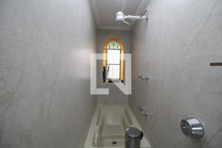 Casa à venda com 220m², 2 quartos e 2 vagasBanheiro da Suíte