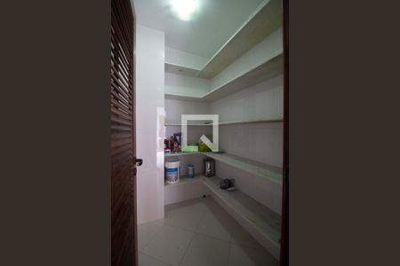 Casa à venda com 350m², 4 quartos e 2 vagasCozinha - despensa