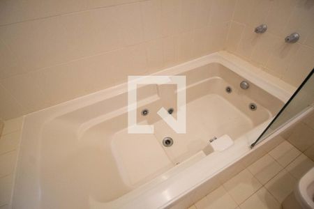 Casa à venda com 350m², 4 quartos e 2 vagasBanheiro da Suíte - banheira