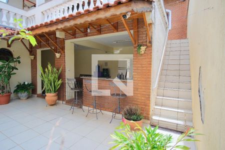 Casa à venda com 290m², 5 quartos e 4 vagasEscada para edícula