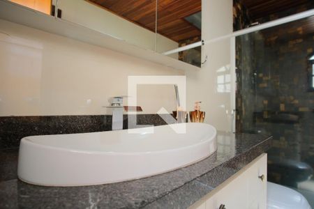 Casa à venda com 290m², 5 quartos e 4 vagasBanheiro da Suíte