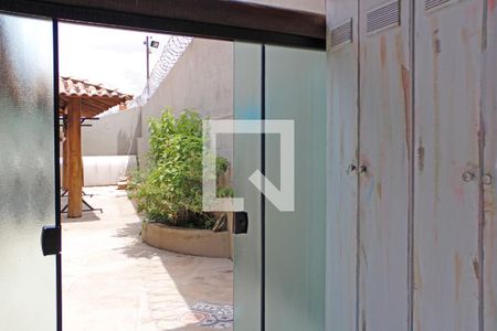 Casa de condomínio para alugar com 1100m², 3 quartos e 4 vagasÁrea de Serviço