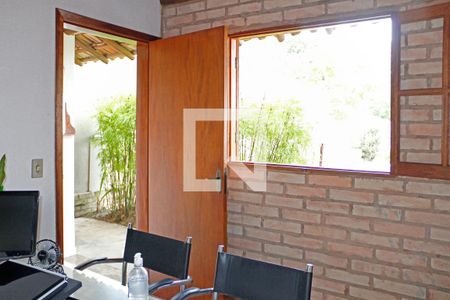 Casa de condomínio para alugar com 1100m², 3 quartos e 4 vagasEscritório