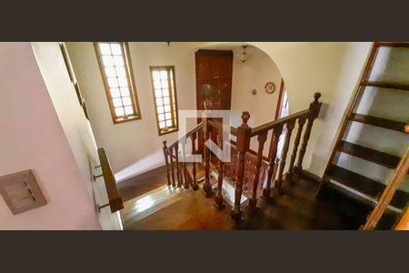 Casa à venda com 296m², 3 quartos e 6 vagasEscada