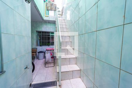 Casa à venda com 175m², 4 quartos e 2 vagas Casa à venda com 175m², 4 quartos e 2 vagasEscada