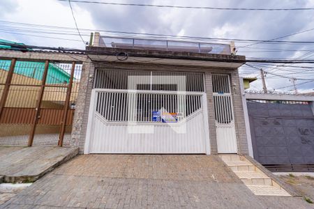 Casa à venda com 175m², 4 quartos e 2 vagas Casa à venda com 175m², 4 quartos e 2 vagasFachada