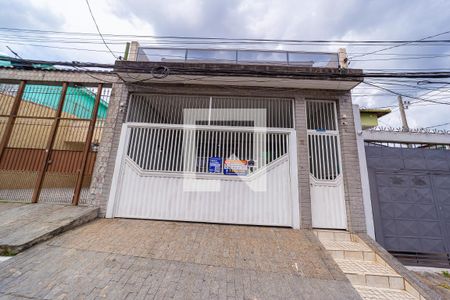 Casa à venda com 175m², 4 quartos e 2 vagas Casa à venda com 175m², 4 quartos e 2 vagasFachada