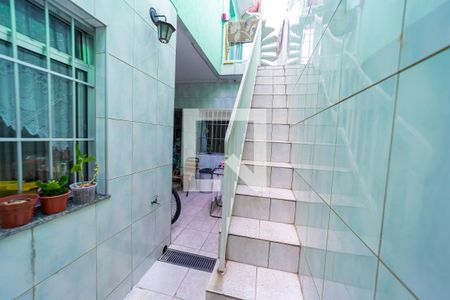 Casa à venda com 175m², 4 quartos e 2 vagas Casa à venda com 175m², 4 quartos e 2 vagasEscada