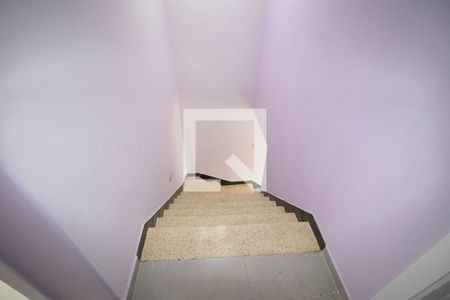 Casa à venda com 90m², 2 quartos e 2 vagasEscada