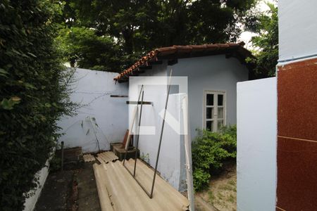 Casa de condomínio para alugar com 684m², 3 quartos e 3 vagasFundos 