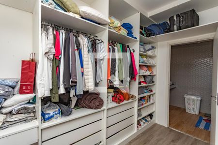 Casa à venda com 400m², 6 quartos e 1 vaga Casa à venda com 400m², 6 quartos e 1 vagaCloset da suíte