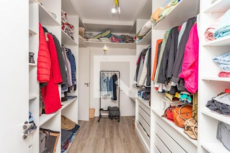 Casa à venda com 400m², 6 quartos e 1 vaga Casa à venda com 400m², 6 quartos e 1 vagaCloset da suíte