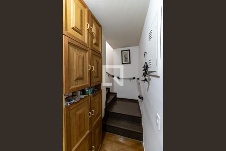 Casa à venda com 168m², 3 quartos e 2 vagasEscada