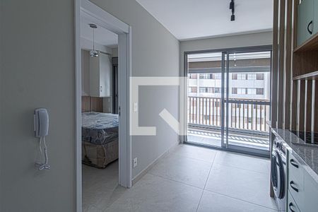 Sala/Cozinha e área de serviço de apartamento para alugar com 1 quarto, 32m² em Vila Gumercindo, São Paulo