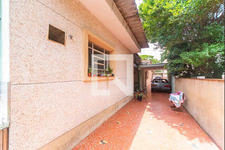 Casa à venda com 250m², 2 quartos e 5 vagas Casa à venda com 250m², 2 quartos e 5 vagasQuintal e garagem