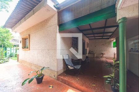 Casa à venda com 250m², 2 quartos e 5 vagas Casa à venda com 250m², 2 quartos e 5 vagasQuintal e garagem